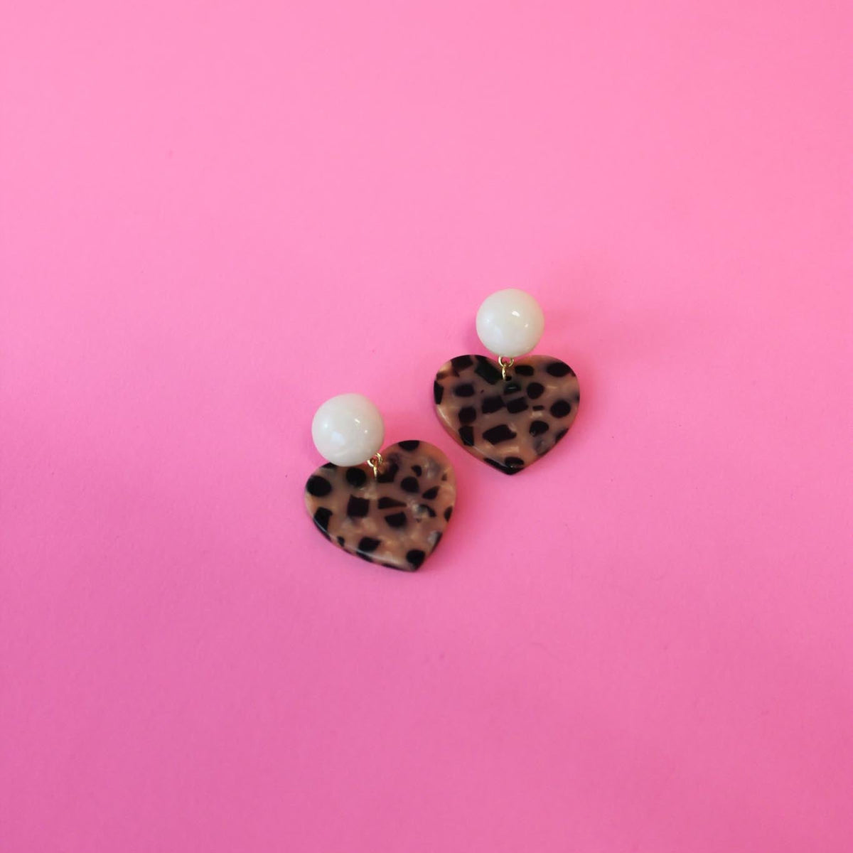 Boucles d’oreilles mini cœur – Crème et léopard